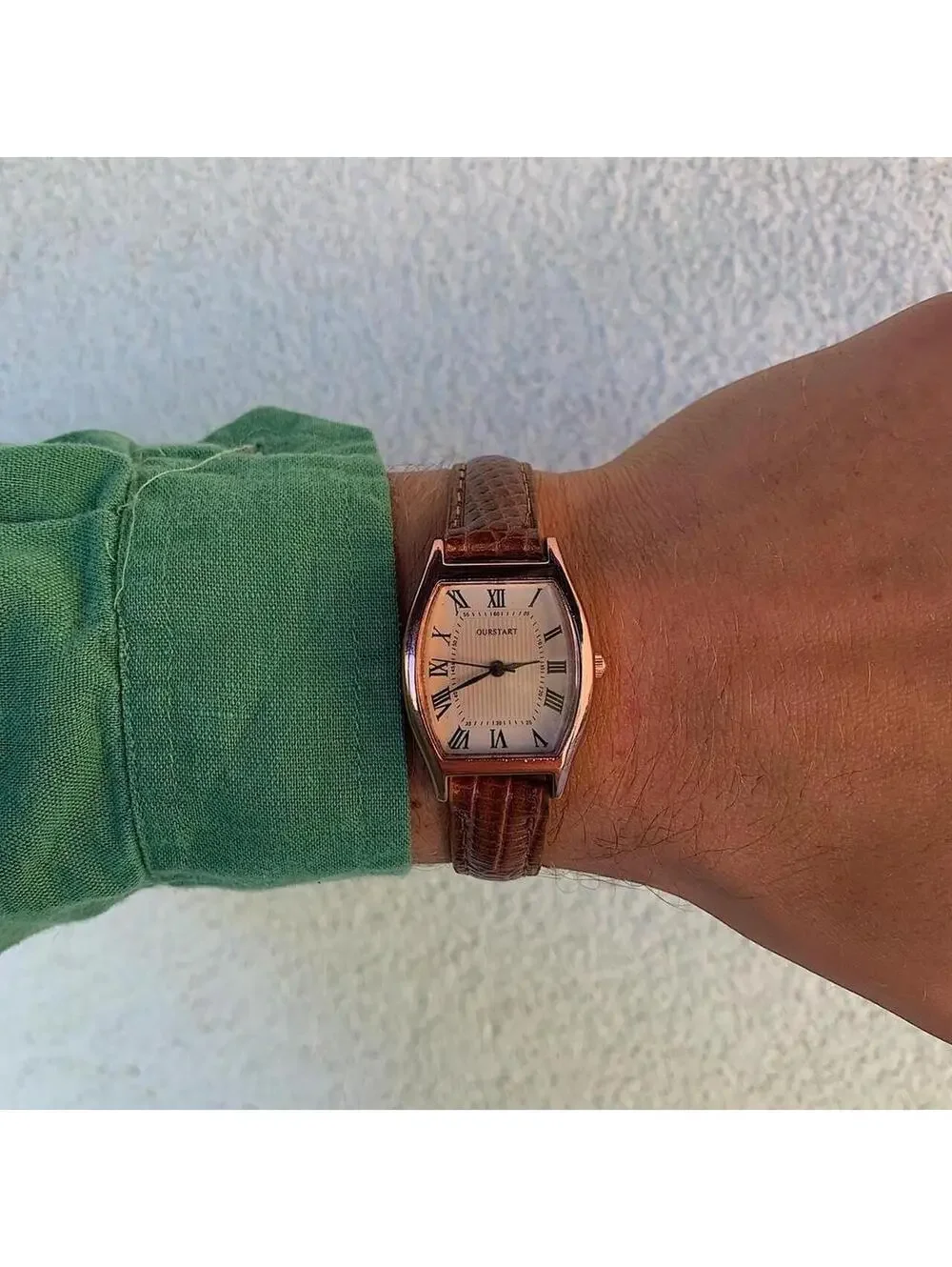 Minimalistic essential vintage style gold and leather style band watch. 9